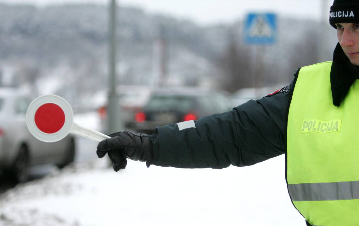 Pažeidėjai pareigūnus bando papirkti kebabais, ananasais ar net malkomis