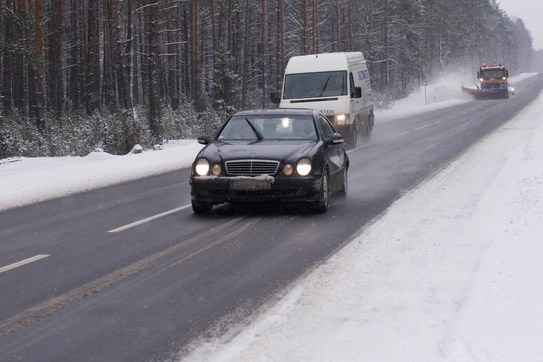 Vairuokite atsargiai: keliai – slidūs