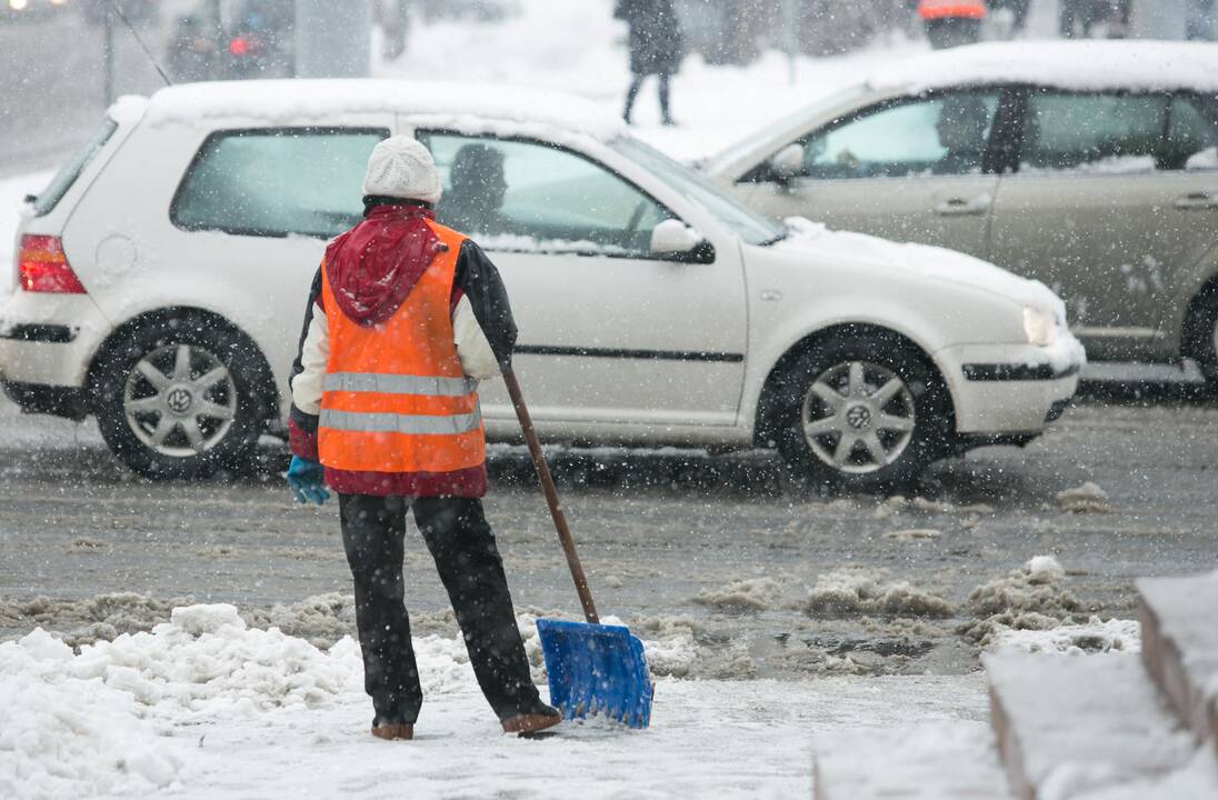 Kova su sniegu Vilniuje: kiemsargiai darbus pradėjo jau nuo vidurnakčio