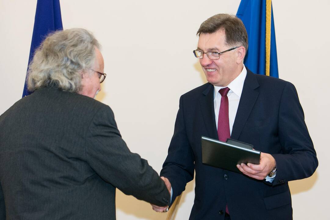 A. Sverdiolas ir premjeras A. Butkevičius Lietuvos mokslo akademijoje vykusioje mokslo premijų įteikimo ceremonijoje