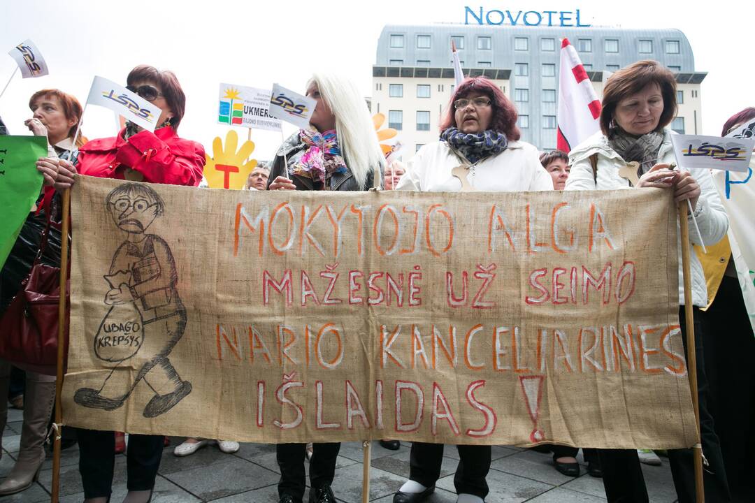 Didesnių algų nesulaukiantys mokytojai vėl rengs protestus