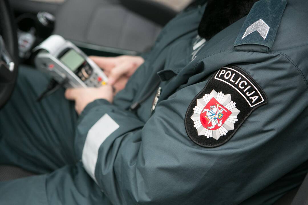 Estų policija stabdo uniformų, kurias nori siūtis ir Lietuva, įsigijimą