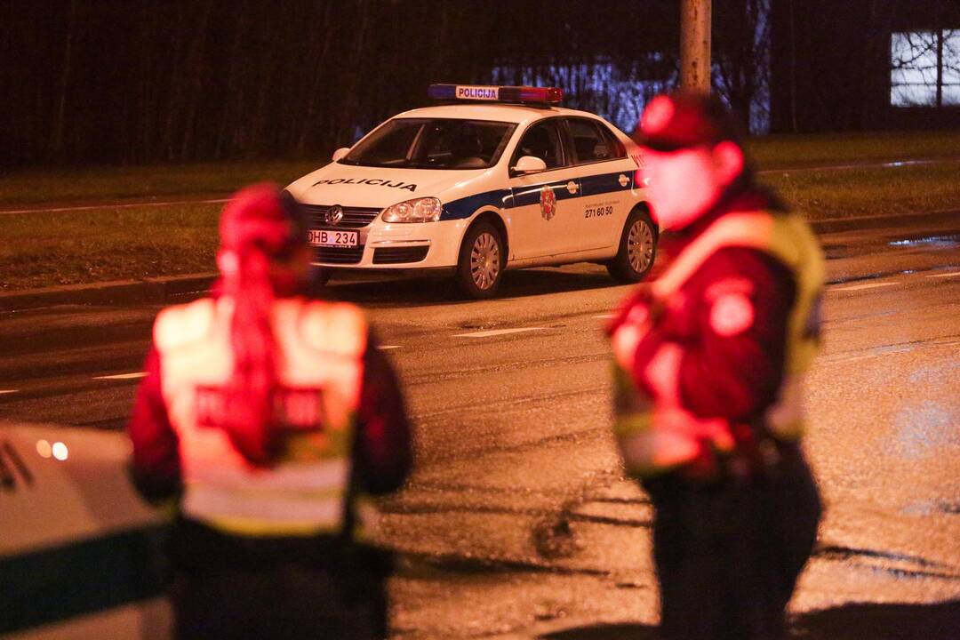 Policija naktį vaikėsi 16-mečio vairuojamą automobilį