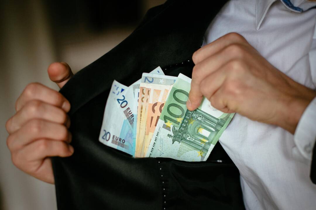 Aferistai apsimetė pareigūnais ir išviliojo santaupas