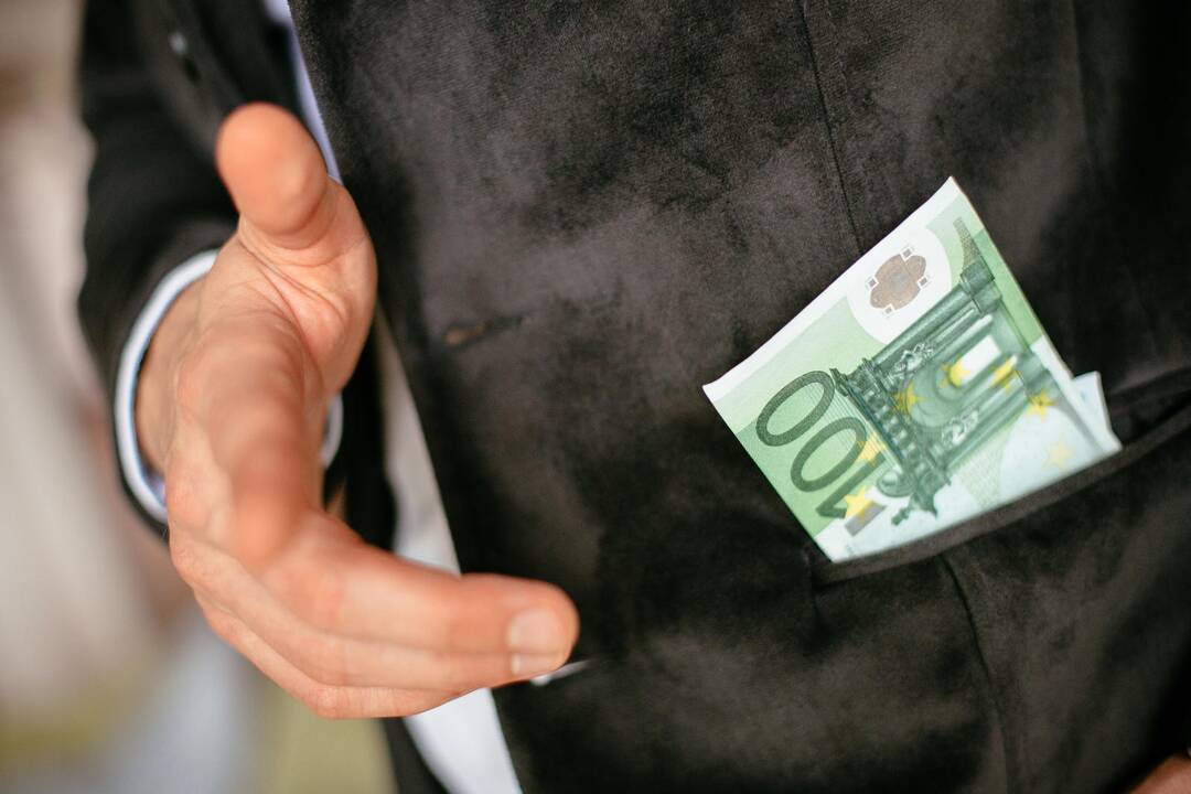 Pareigūnai žaibiškai sulaikė senolę terorizavusį sukčių