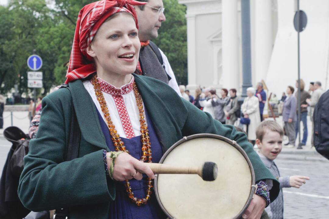 Žinomi žmonės knygas vaikams skaitys Vilniaus geležinkelio stotyje