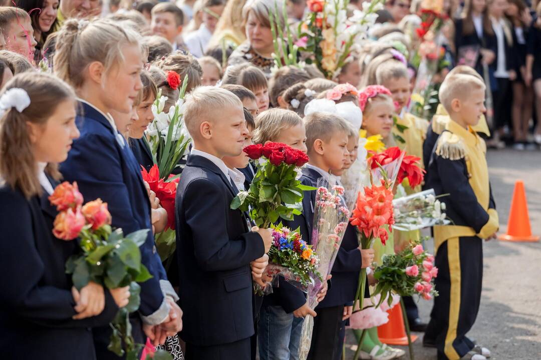 Švietimo ministerija: nuo rugsėjo mokiniai mokysis klasėse