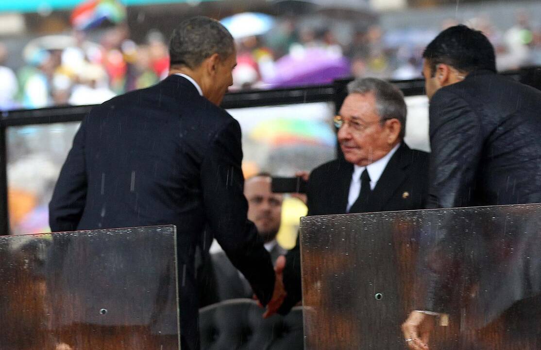 Baltieji rūmai atmeta kritiką dėl B. Obamos ir R. Castro rankos paspaudimo