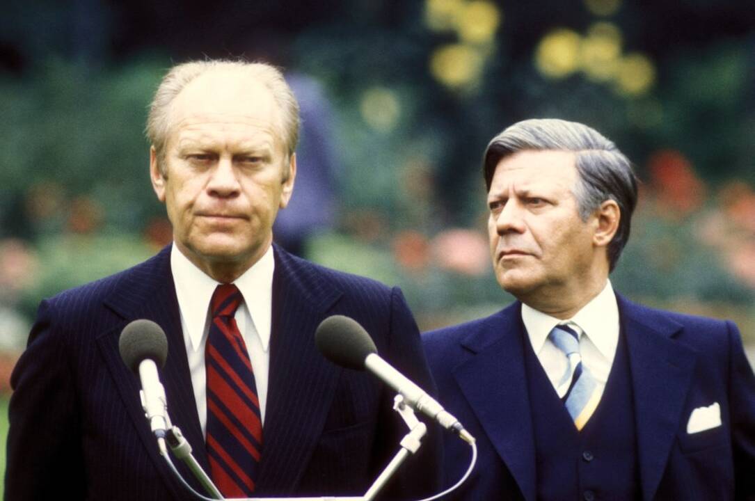 1973 m. prisiekė JAV viceprezidentas Geraldas Fordas (kairėje)
