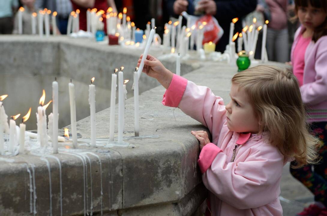 Ukraina gedi dėl 49 žmonių žūties sukilėliams numušus kariškių lėktuvą