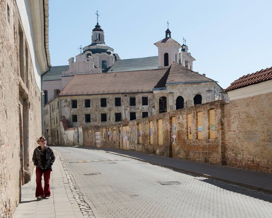 Polocko gatvėje, šalia medinuko, kuriam remontuoti planuojama gauti ES lėšų, – apdegęs, apleistas, medžiais apaugęs medinukas, kuris, deja, nėra toks gražus, kad jį kas remontuotų.