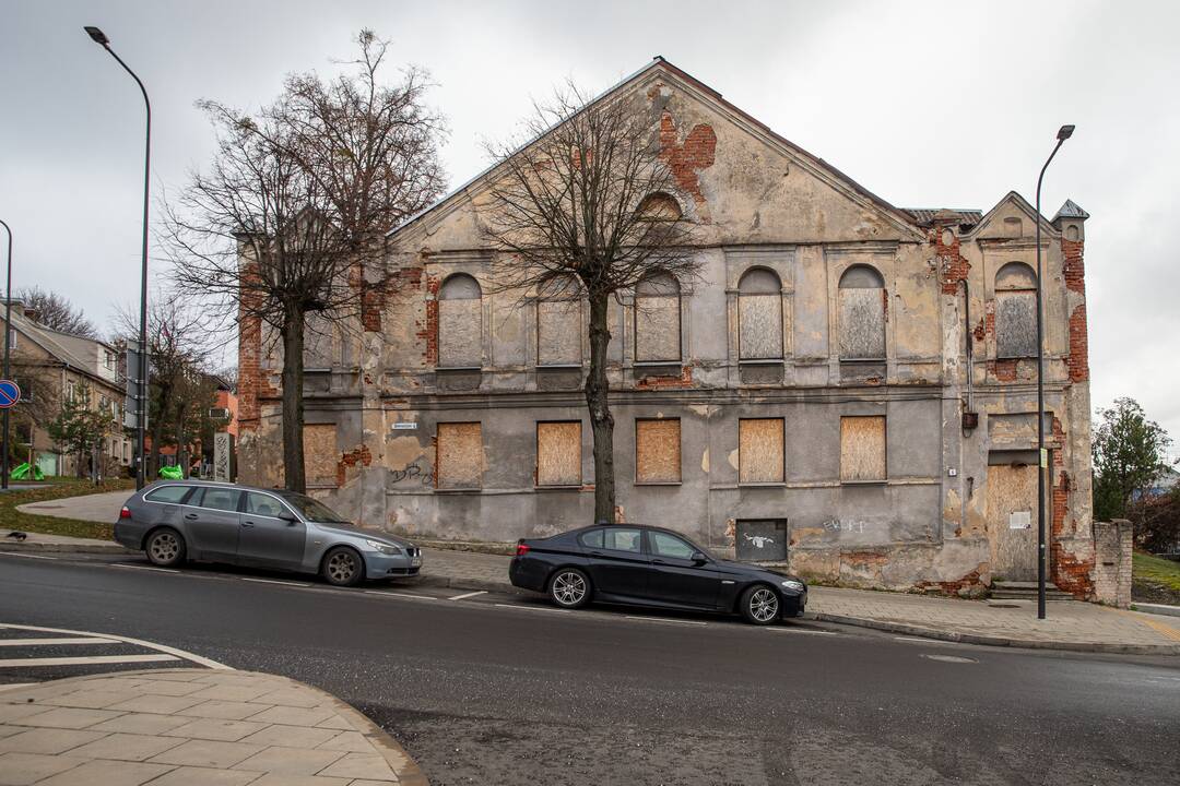Apleista: pastatas seniai nenaudojamas, todėl nyksta akyse.