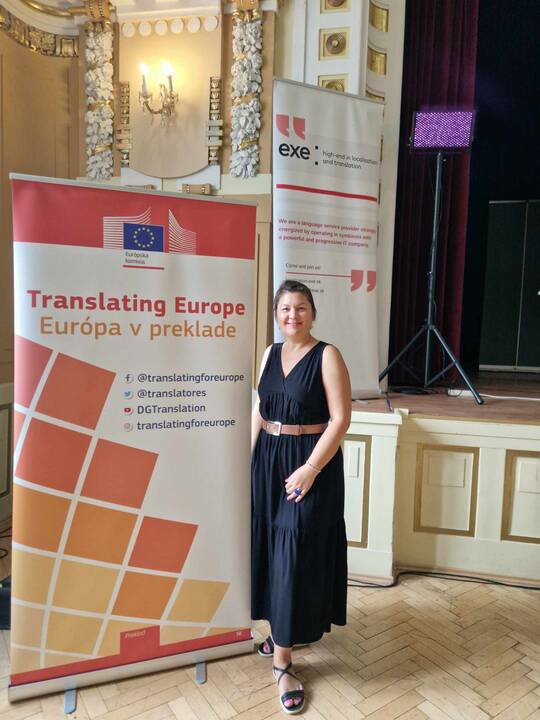 Žinios:  J. Motiejūnienė pastebi, kad humoro vertimas paremtas giliu kultūros, kalbų ir socialinių principų išmanymu.