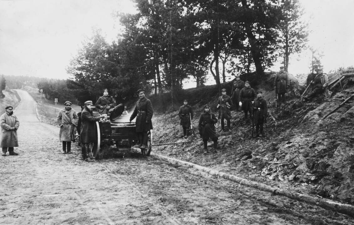 Lietuvos kariuomenės 3-iojo pėstininkų Lietuvos Didžiojo kunigaikščio Vytauto pulko karių pietūs fronte su lenkais prie Vievio, 1920 m.