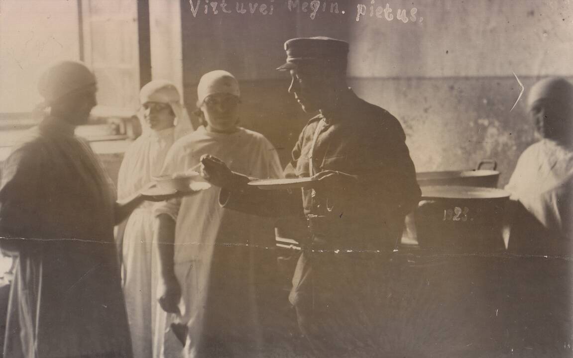 Lietuvos kariuomenės 3-iojo pėstininkų Lietuvos Didžiojo kunigaikščio Vytauto pulko karių pietūs fronte su lenkais prie Vievio, 1920 m.