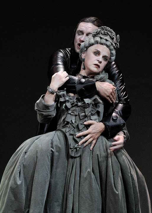 Iššūkiai: „Atrodo, neįmanoma, bet gal pabandom? Ir taip – kaskart, vis keliu kartelę aukščiau ir aukščiau“, – drabužių dizaineris ir teatro kostiumų kūrėjas J. Statkevičius neneigia esantis maksimalistas.