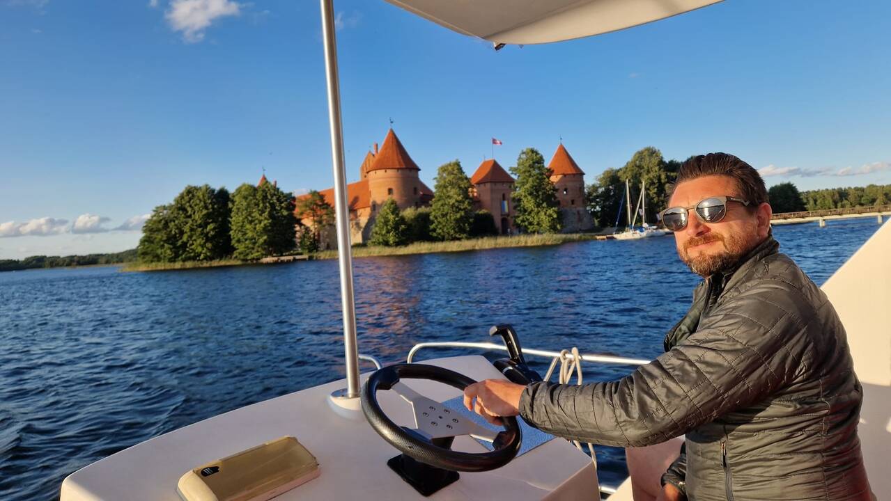 Įspūdinga: Inchmurin sala iš paukščio, tiksliau – iš drono skrydžio. Vos 5 minutės laivu iki kranto – štai kodėl J. Jurgaitytė anksčiau nei automobilio teises įgijo laivavedžio licenciją.