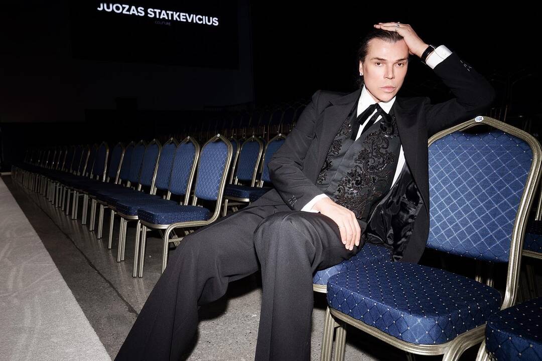 Iššūkiai: „Atrodo, neįmanoma, bet gal pabandom? Ir taip – kaskart, vis keliu kartelę aukščiau ir aukščiau“, – drabužių dizaineris ir teatro kostiumų kūrėjas J. Statkevičius neneigia esantis maksimalistas.