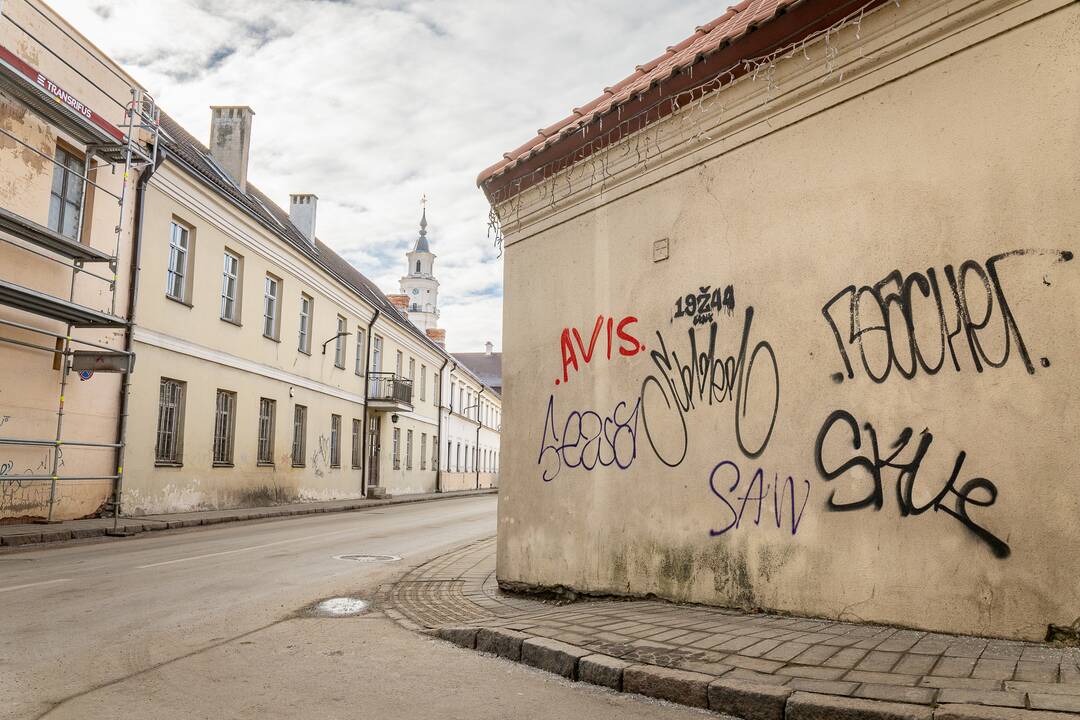 Riba: piešiniai ant pastatų ar kitų objektų be savininko sutikimo yra vandalizmas.