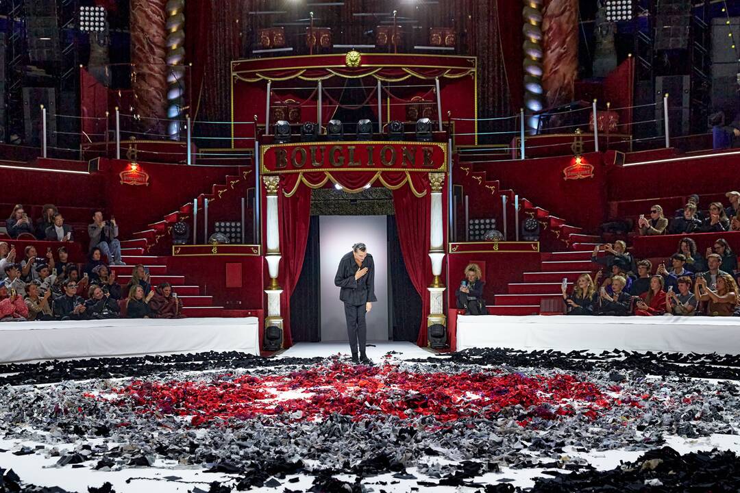 Iššūkiai: „Atrodo, neįmanoma, bet gal pabandom? Ir taip – kaskart, vis keliu kartelę aukščiau ir aukščiau“, – drabužių dizaineris ir teatro kostiumų kūrėjas J. Statkevičius neneigia esantis maksimalistas.
