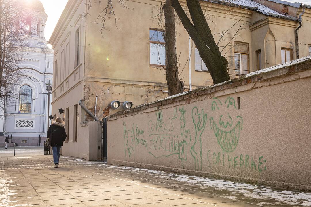 Riba: piešiniai ant pastatų ar kitų objektų be savininko sutikimo yra vandalizmas.
