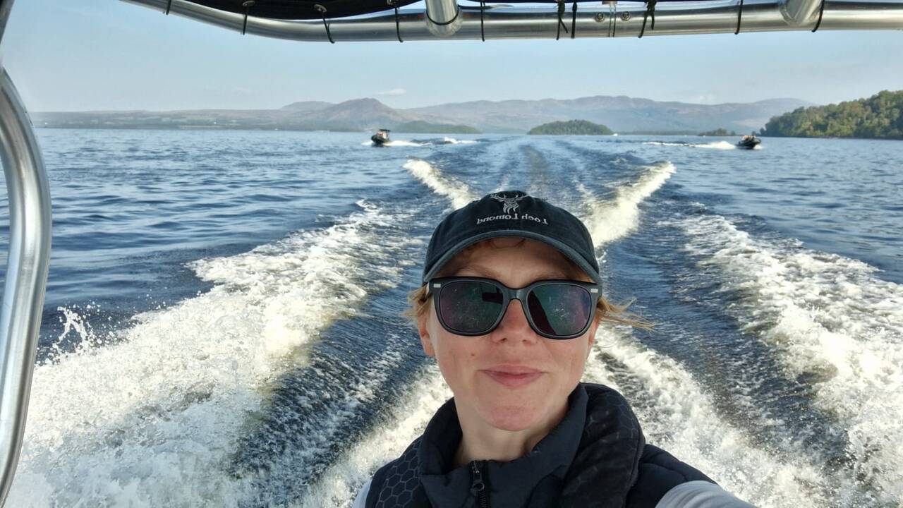 Įspūdinga: Inchmurin sala iš paukščio, tiksliau – iš drono skrydžio. Vos 5 minutės laivu iki kranto – štai kodėl J. Jurgaitytė anksčiau nei automobilio teises įgijo laivavedžio licenciją.