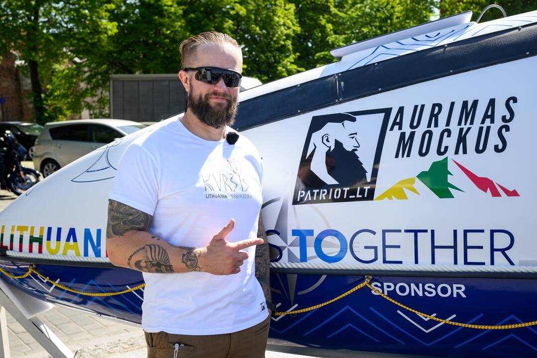 Pasirengta: A. Mockus ir jo kelionei per Ramųjį vandenyną paruošta valtis – tarsi magiškais senovės baltų, kuršių ženklais išmarginta žinios apie mūsų kultūrą skleidėja.