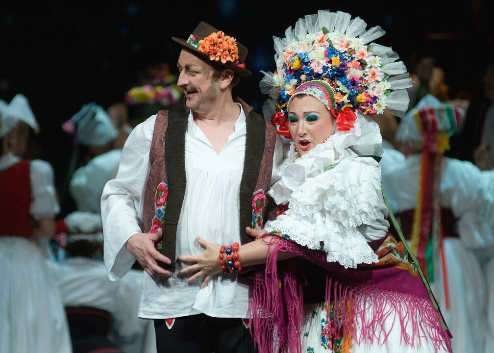 Iššūkiai: „Atrodo, neįmanoma, bet gal pabandom? Ir taip – kaskart, vis keliu kartelę aukščiau ir aukščiau“, – drabužių dizaineris ir teatro kostiumų kūrėjas J. Statkevičius neneigia esantis maksimalistas.