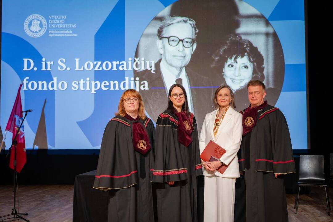 Iniciatyva: D. Vaičiulaitytė-Nourse (antra iš dešinės) kartu su diplomato S. Lozoraičio žmona Daniela inicijavo VDU magistrantūros vieną programų ir įkūrė dvi stipendijas.