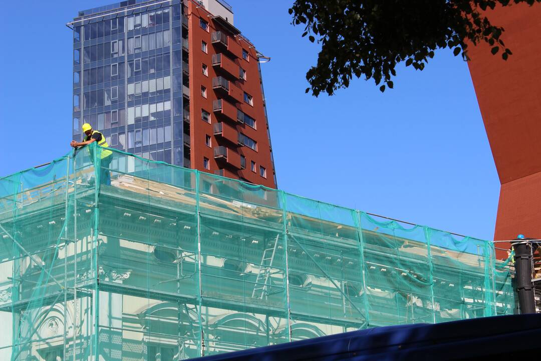 Atnaujinimas: renovuojama miesto rotušė kol kas be stogo, istorinio pastato remontą planuojama pabaigti iki rudens.