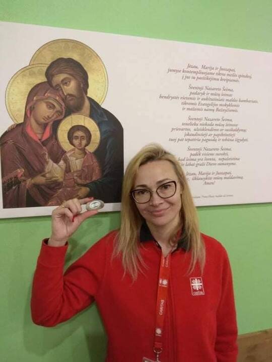 Klaidos: labdaros fondui „Pagalba vaikams, nukentėjusiems karo zonoje“ priklauso dešimtys konteinerių, kurių užrašai – su gramatinėmis klaidomis.