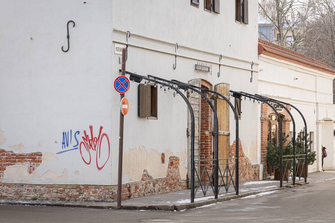 Riba: piešiniai ant pastatų ar kitų objektų be savininko sutikimo yra vandalizmas.