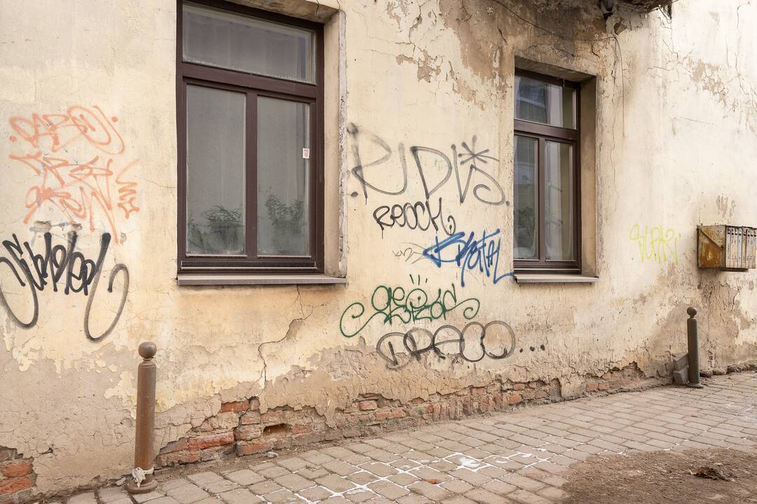 Riba: piešiniai ant pastatų ar kitų objektų be savininko sutikimo yra vandalizmas.