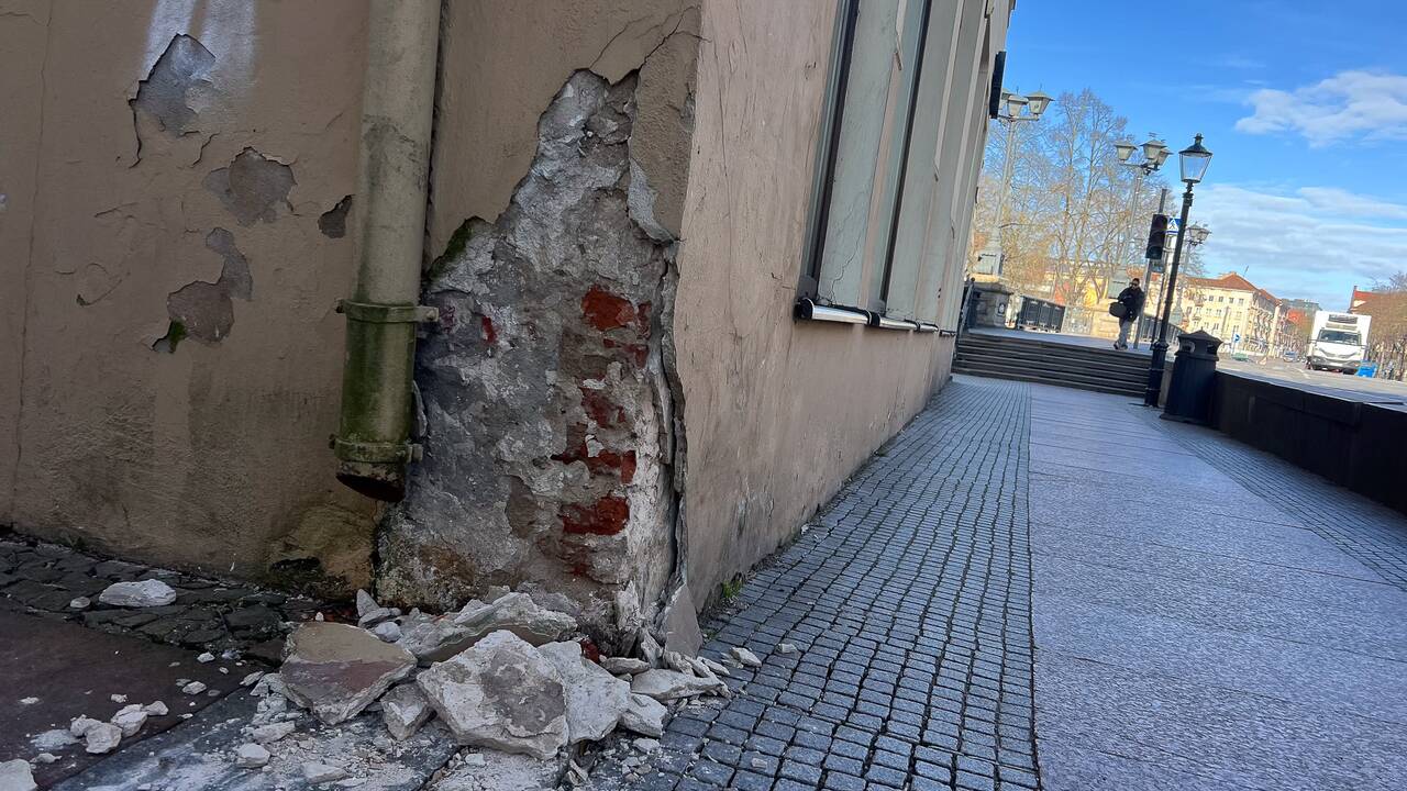 Pažadas: Klaipėdos savivaldybei informavus pastato administratorių apie problemą, teigta, kad siena netrukus bus nutinkuota.