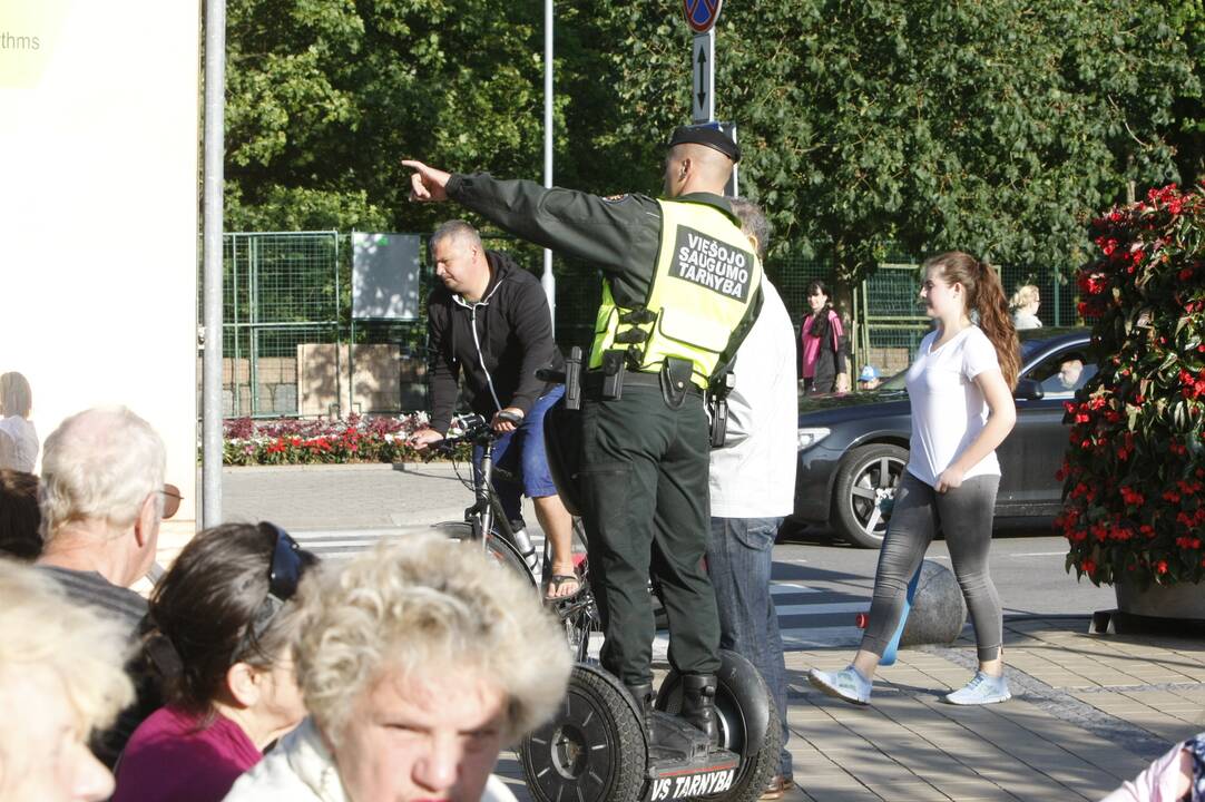 Talkininkai: kurorto pareigūnai kiekvieną vasarą sulaukia pagalbos iš kitų policijos padalinių.