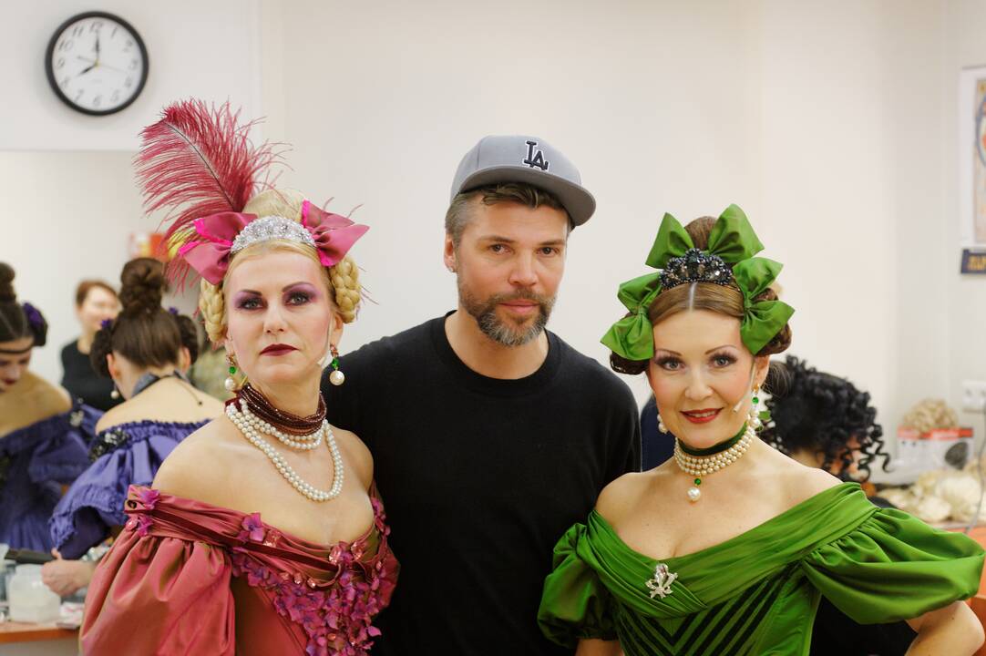Iššūkiai: „Atrodo, neįmanoma, bet gal pabandom? Ir taip – kaskart, vis keliu kartelę aukščiau ir aukščiau“, – drabužių dizaineris ir teatro kostiumų kūrėjas J. Statkevičius neneigia esantis maksimalistas.