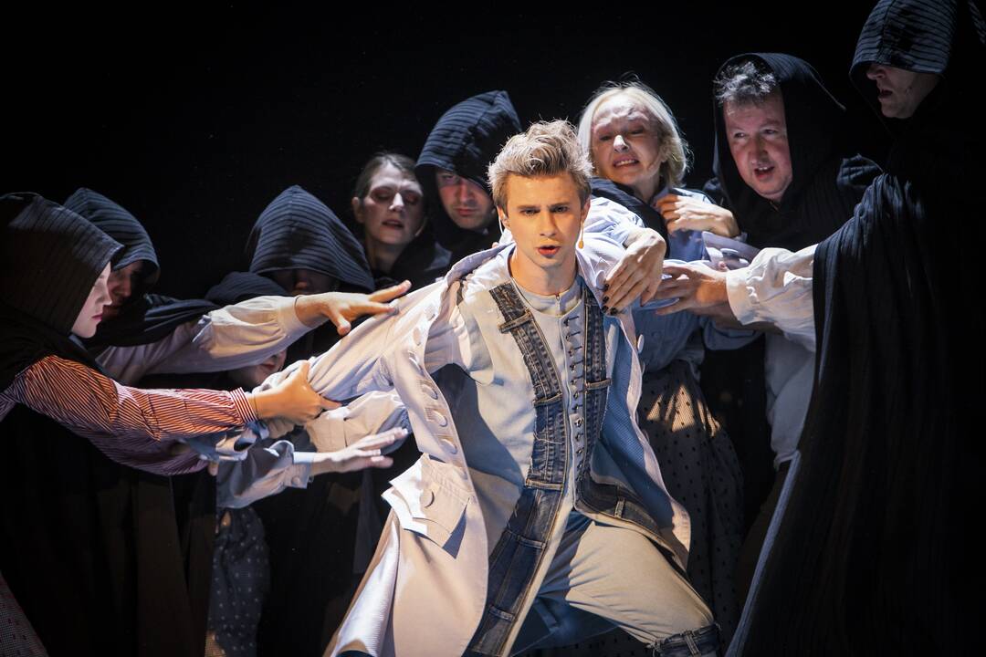 Iššūkiai: „Atrodo, neįmanoma, bet gal pabandom? Ir taip – kaskart, vis keliu kartelę aukščiau ir aukščiau“, – drabužių dizaineris ir teatro kostiumų kūrėjas J. Statkevičius neneigia esantis maksimalistas.