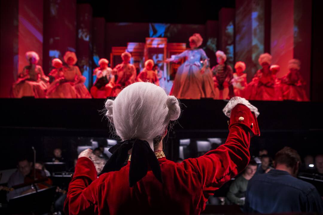 Iššūkiai: „Atrodo, neįmanoma, bet gal pabandom? Ir taip – kaskart, vis keliu kartelę aukščiau ir aukščiau“, – drabužių dizaineris ir teatro kostiumų kūrėjas J. Statkevičius neneigia esantis maksimalistas.