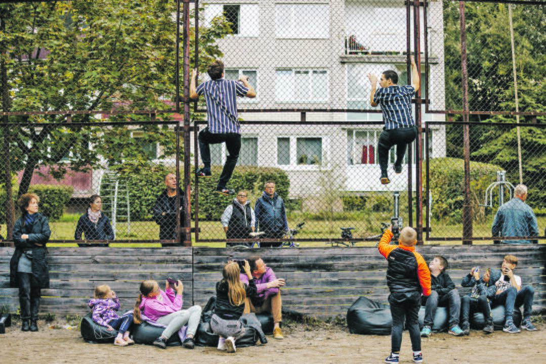 Jungtys: spektaklis susieja ir skirtingus scenos menus, ir skirtingų šalių kultūrinėms patirtims atstovaujančius kūrėjus.