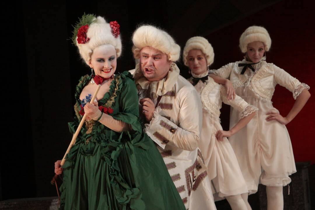 Iššūkiai: „Atrodo, neįmanoma, bet gal pabandom? Ir taip – kaskart, vis keliu kartelę aukščiau ir aukščiau“, – drabužių dizaineris ir teatro kostiumų kūrėjas J. Statkevičius neneigia esantis maksimalistas.