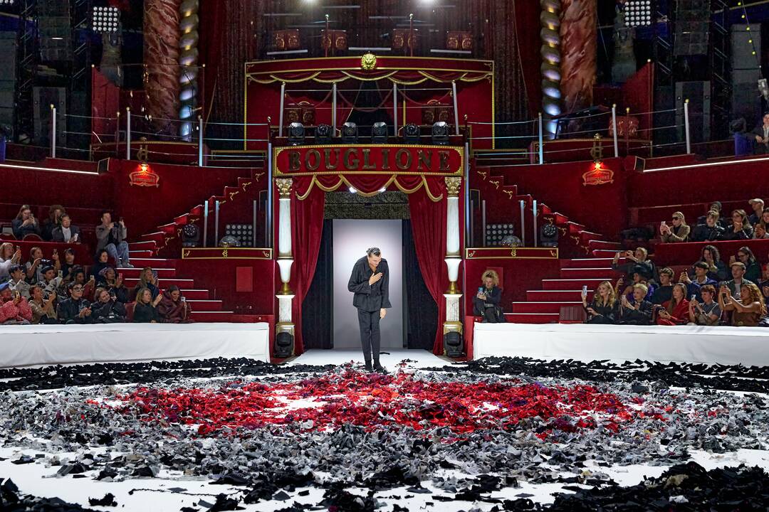 Iššūkiai: „Atrodo, neįmanoma, bet gal pabandom? Ir taip – kaskart, vis keliu kartelę aukščiau ir aukščiau“, – drabužių dizaineris ir teatro kostiumų kūrėjas J. Statkevičius neneigia esantis maksimalistas.
