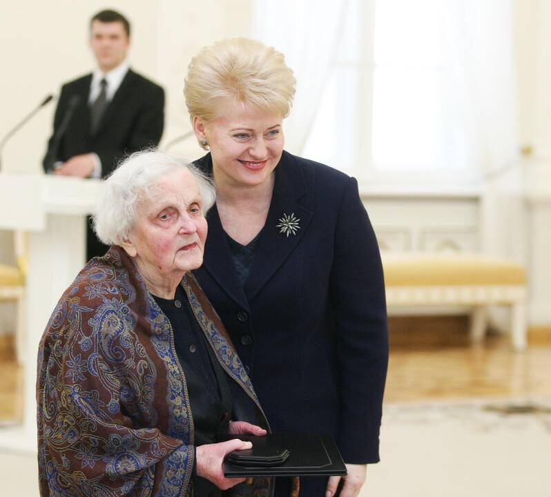 M. Matušakaitė ir D. Grybauskaitė įteikus 2009 metų Lietuvos nacionalinę kultūros ir meno premiją. 