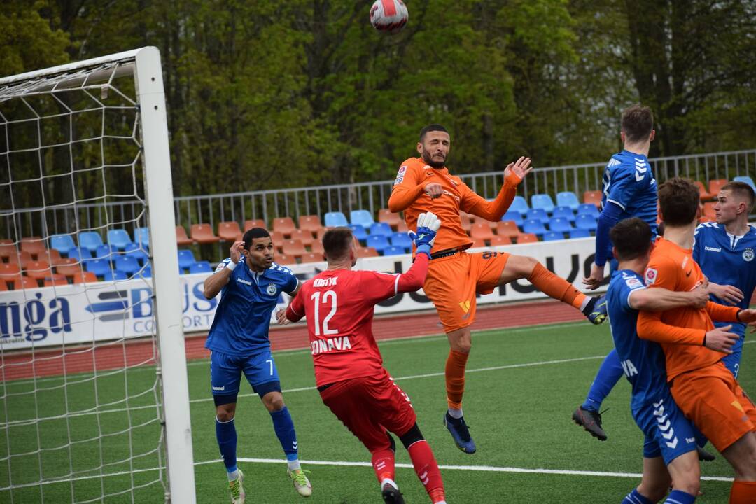 Lygiosios: Jonavos futbolininkai (mėlynos spalvos apranga) atrėmė Gargždų vienuolikės šturmą