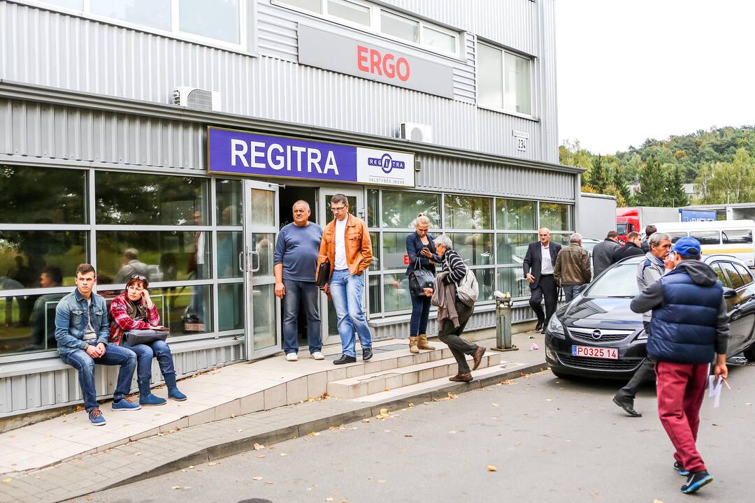"Regitroje" – eilės ir įkaitę telefonai
