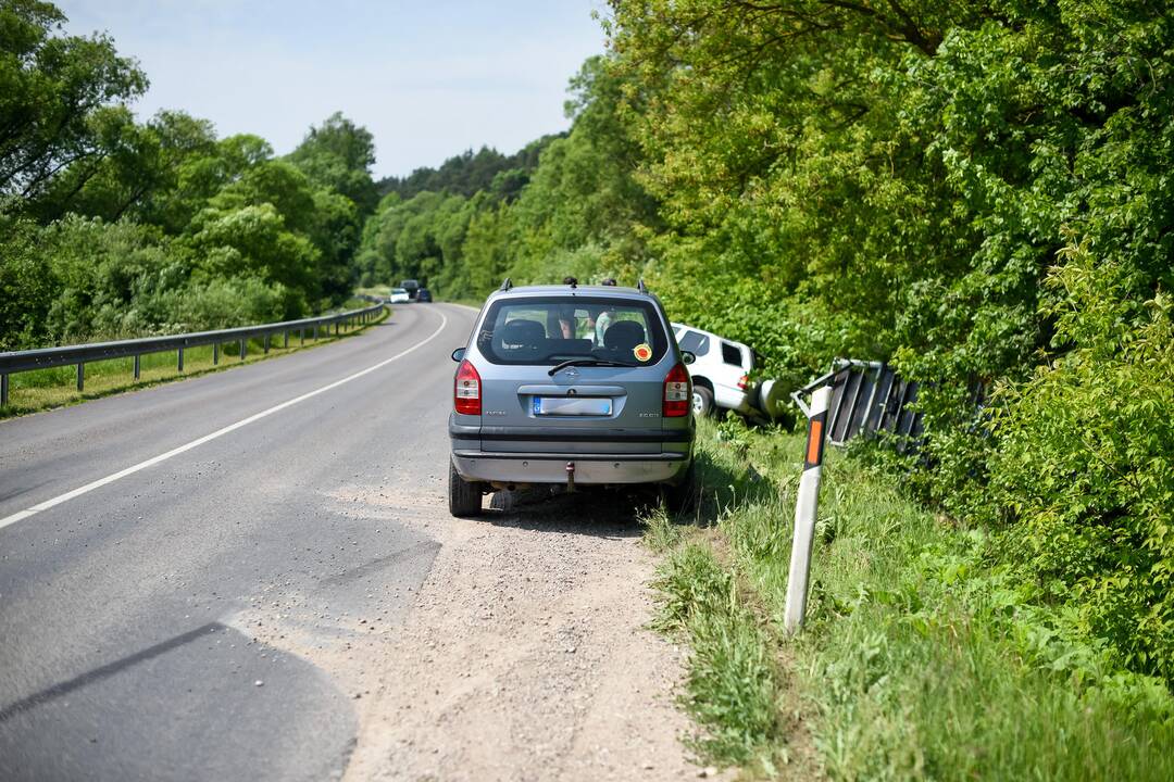 Šalia Kauno apvirto automobilis su priekaba