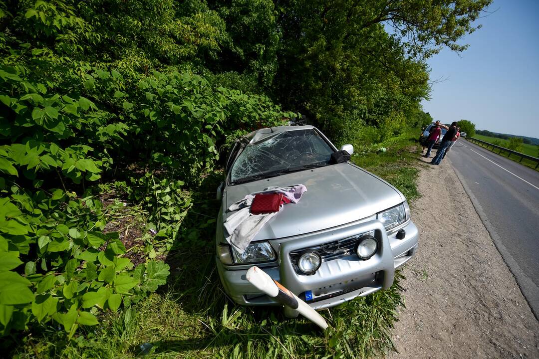 Šalia Kauno apvirto automobilis su priekaba