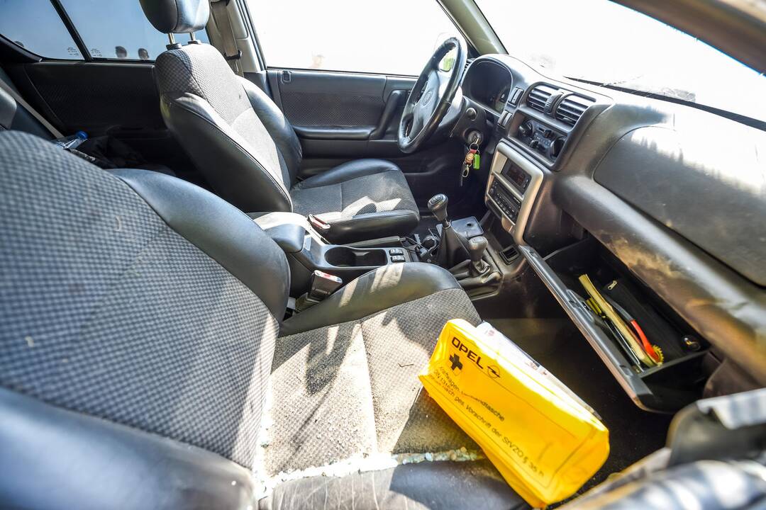 Šalia Kauno apvirto automobilis su priekaba
