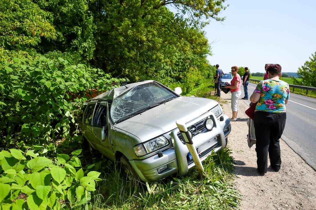 Šalia Kauno apvirto automobilis su priekaba