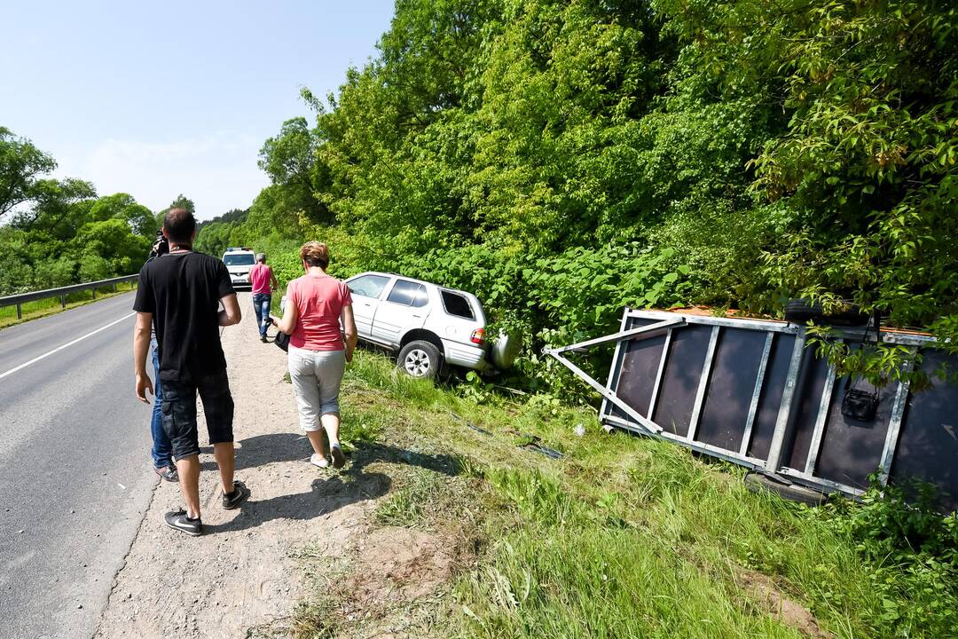 Šalia Kauno apvirto automobilis su priekaba