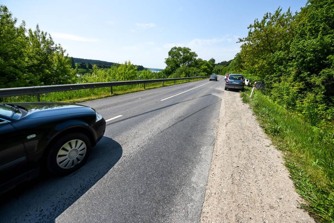 Šalia Kauno apvirto automobilis su priekaba